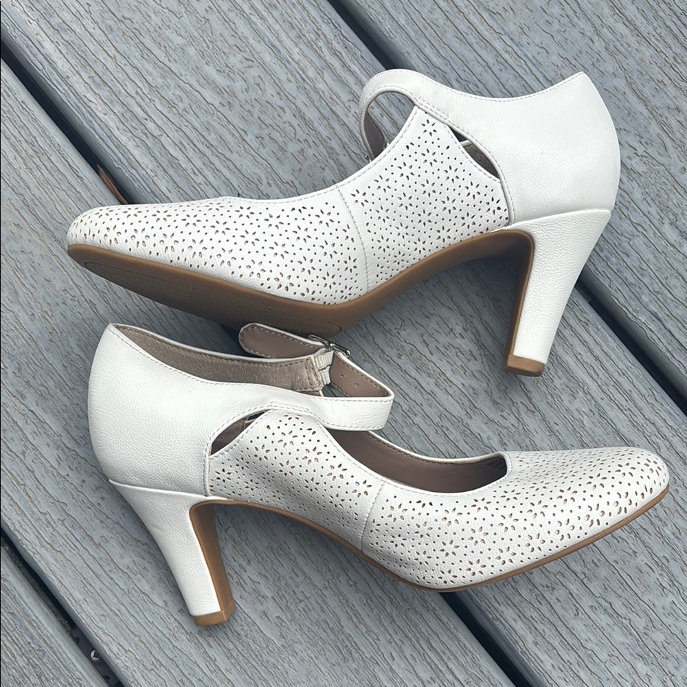 Giani Bernini White Flats with Perforated Design